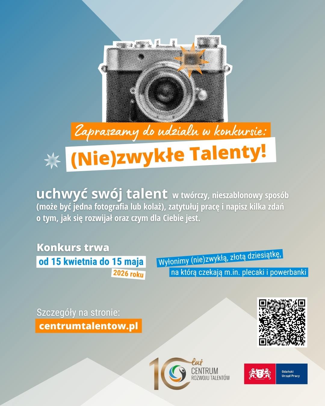 Plakat konkursu „(Nie)zwykłe Talenty!” z grafiką aparatu fotograficznego. Zachęta do uchwycenia swojego talentu w kreatywny sposób (zdjęcie lub kolaż) oraz opisania jego znaczenia i rozwoju. Konkurs trwa od 15 kwietnia do 15 maja 2026 roku. Informacja o nagrodach (m.in. plecaki i powerbanki) oraz szczegółach na stronie centrumtalentow.pl. Na dole logotypy organizatorów i kod QR.